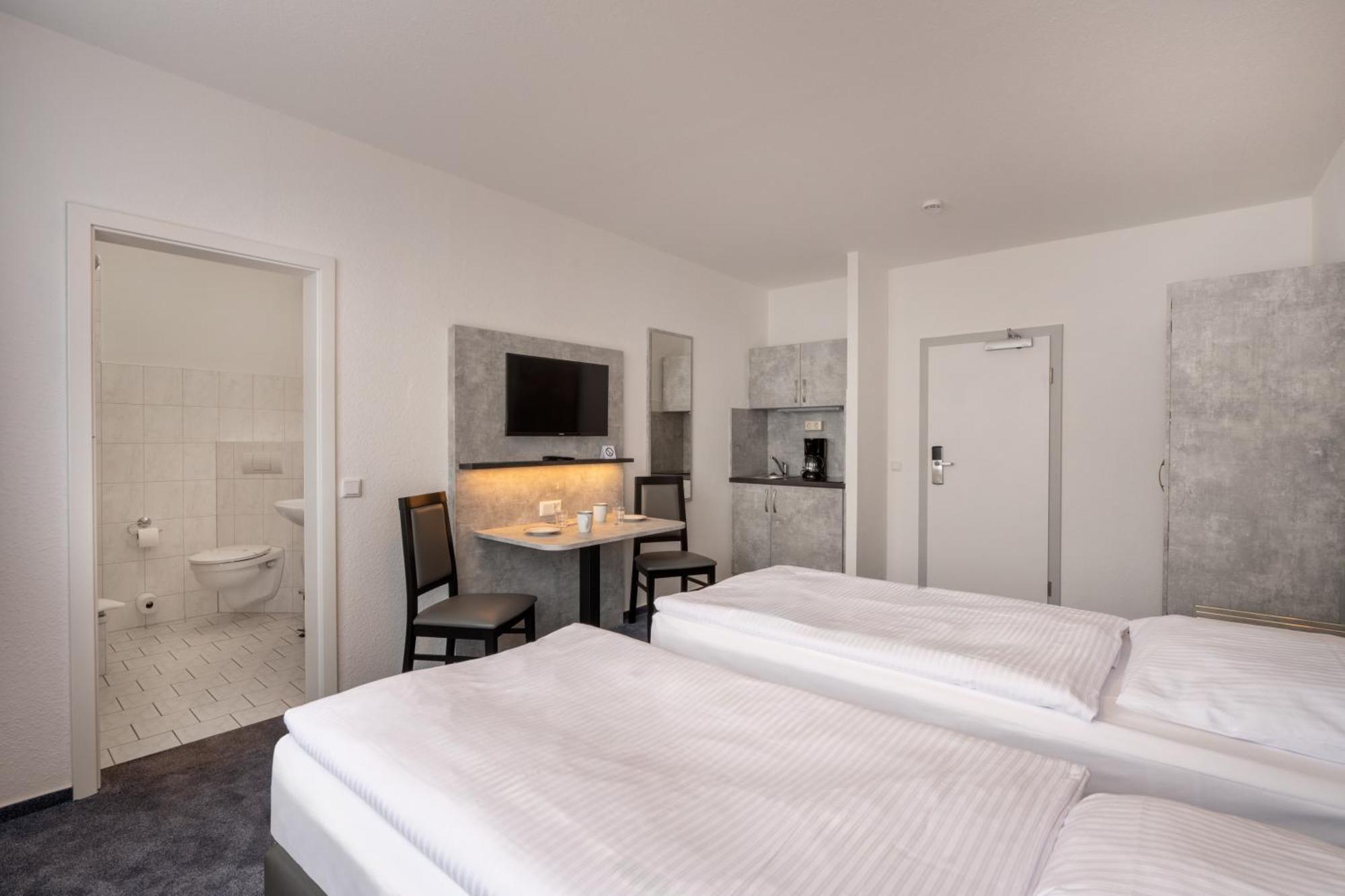 Hotel & Gaestehaus Rostock Luetten Klein エクステリア 写真