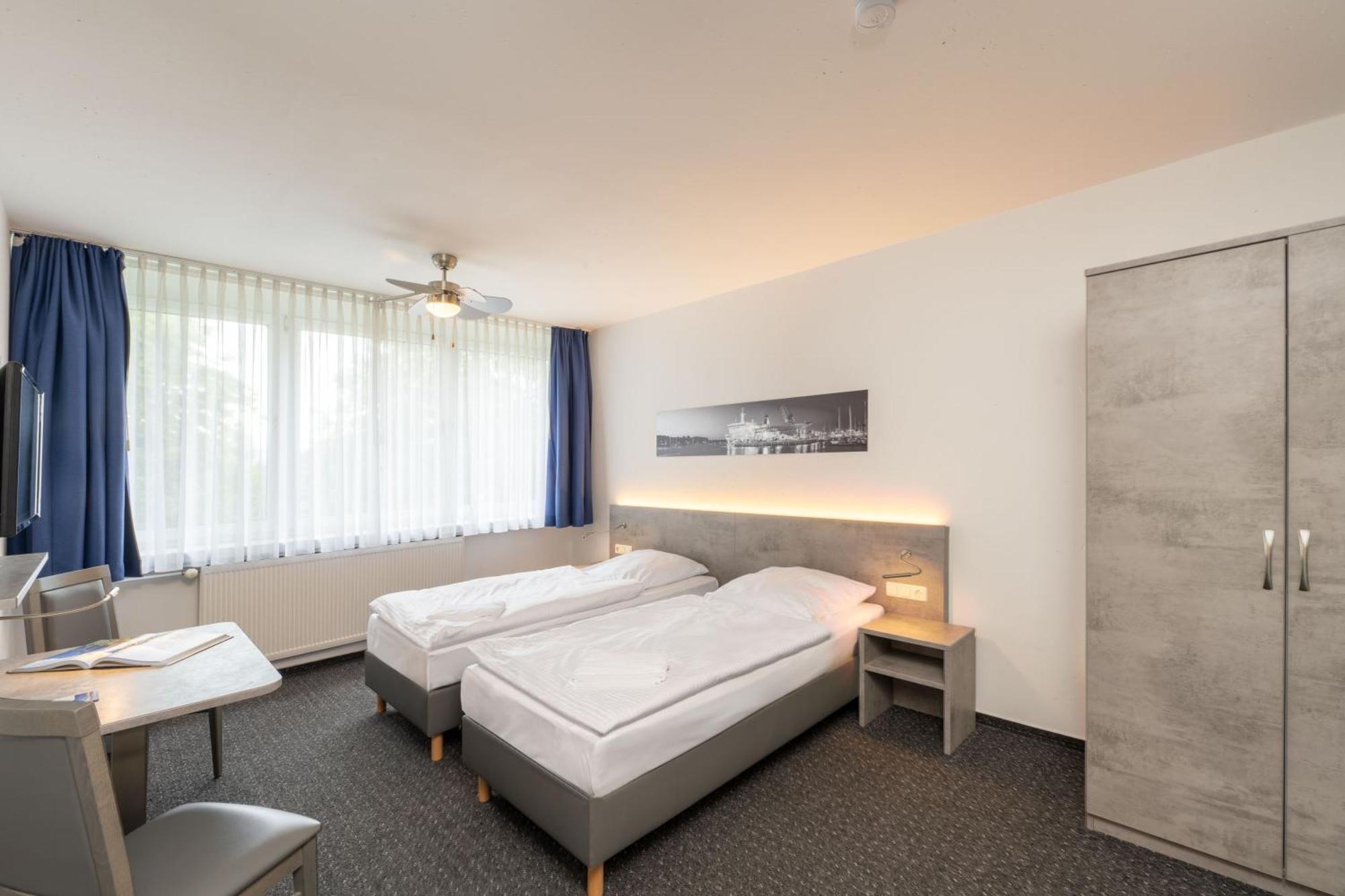 Hotel & Gaestehaus Rostock Luetten Klein エクステリア 写真