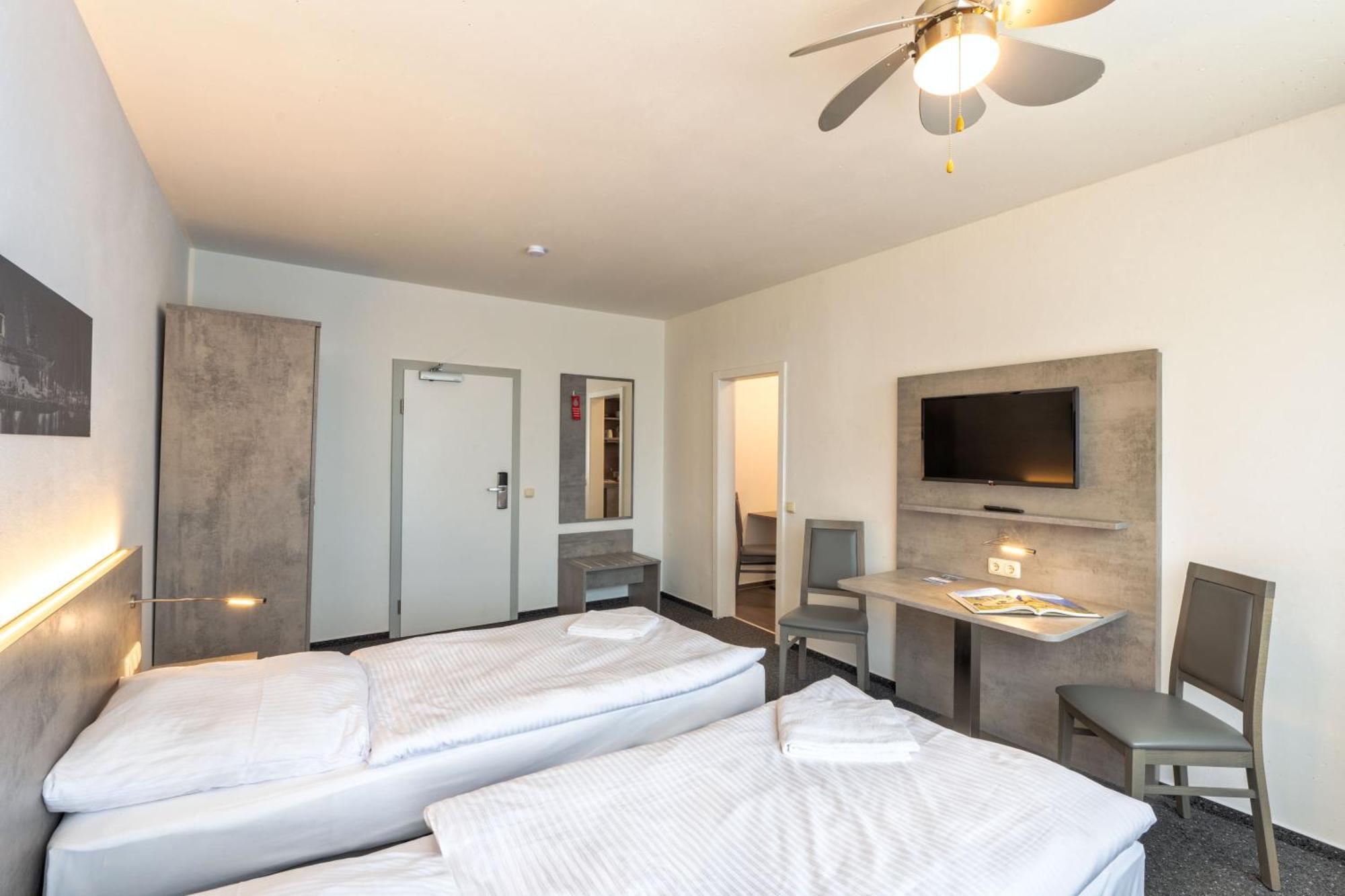 Hotel & Gaestehaus Rostock Luetten Klein エクステリア 写真