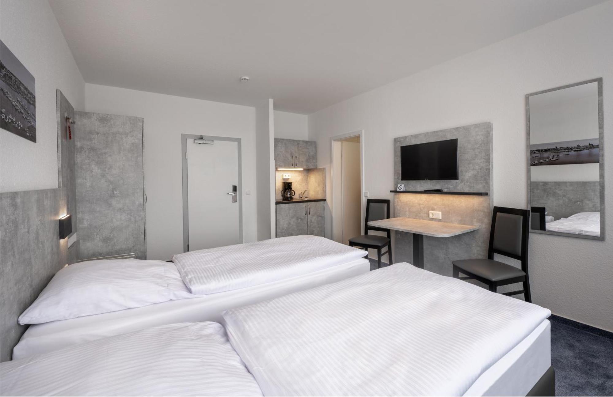 Hotel & Gaestehaus Rostock Luetten Klein エクステリア 写真