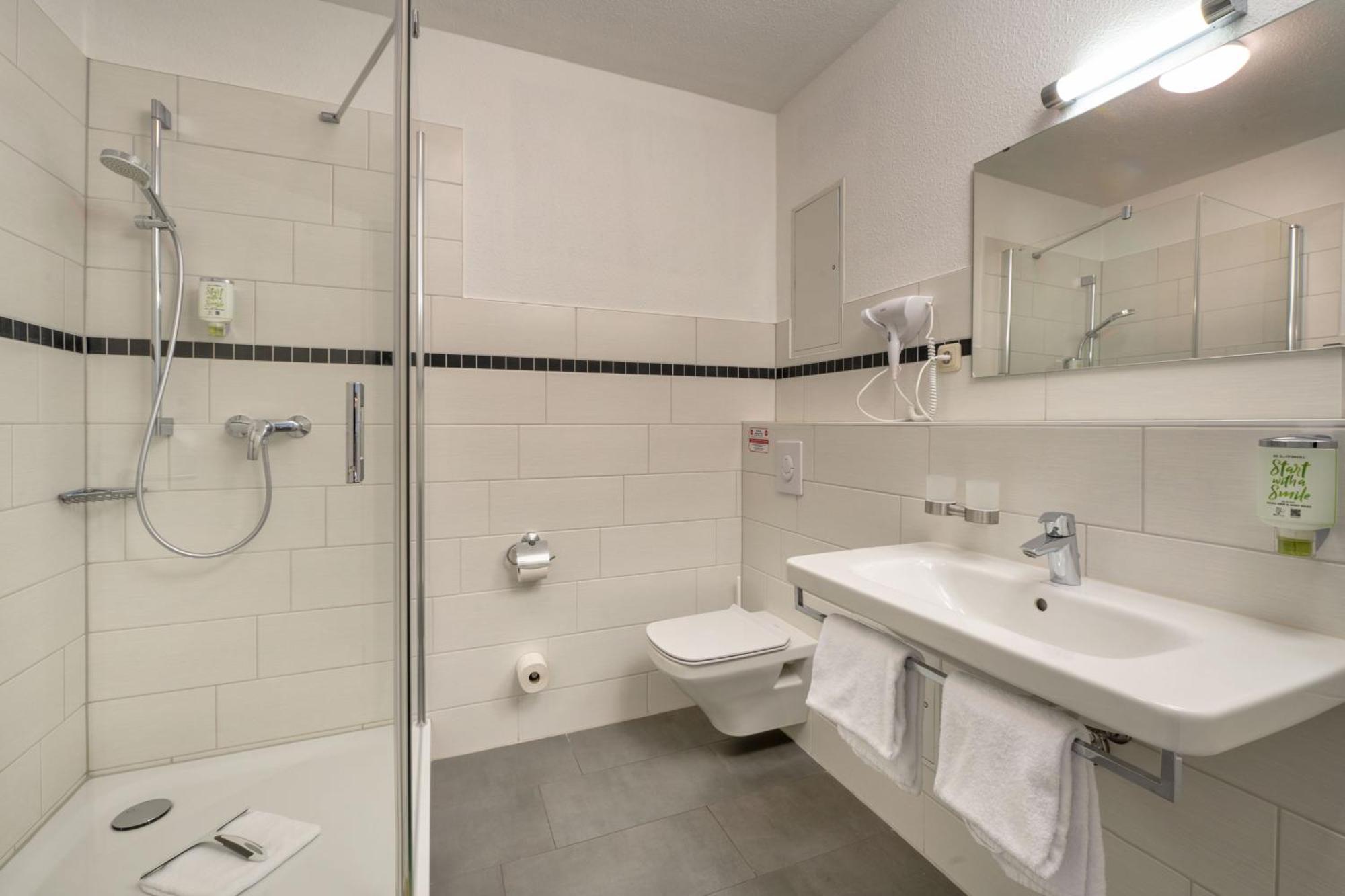 Hotel & Gaestehaus Rostock Luetten Klein エクステリア 写真