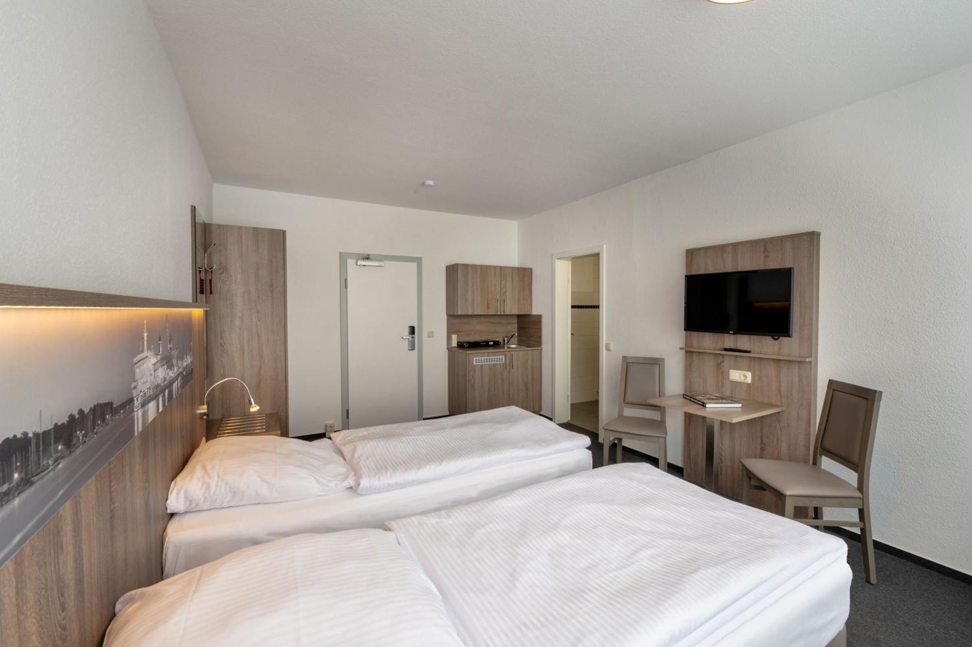 Hotel & Gaestehaus Rostock Luetten Klein エクステリア 写真