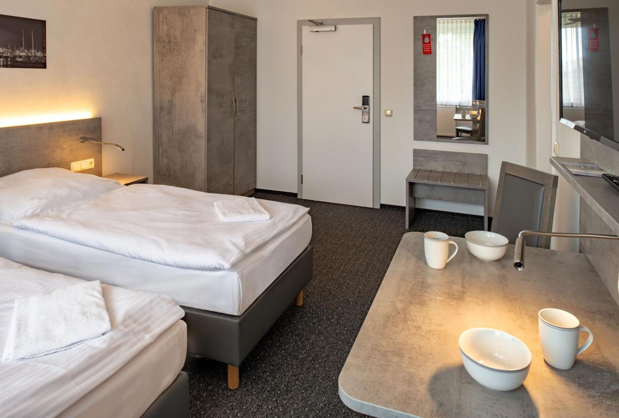Hotel & Gaestehaus Rostock Luetten Klein エクステリア 写真