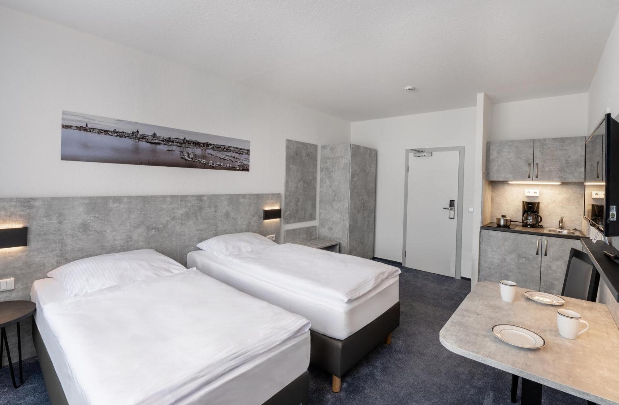Hotel & Gaestehaus Rostock Luetten Klein エクステリア 写真