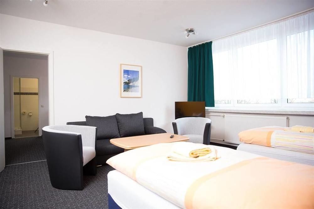 Hotel & Gaestehaus Rostock Luetten Klein エクステリア 写真