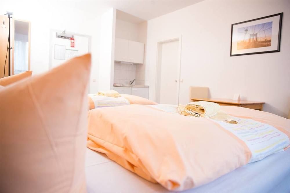 Hotel & Gaestehaus Rostock Luetten Klein エクステリア 写真