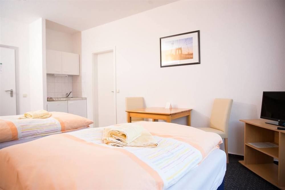 Hotel & Gaestehaus Rostock Luetten Klein エクステリア 写真