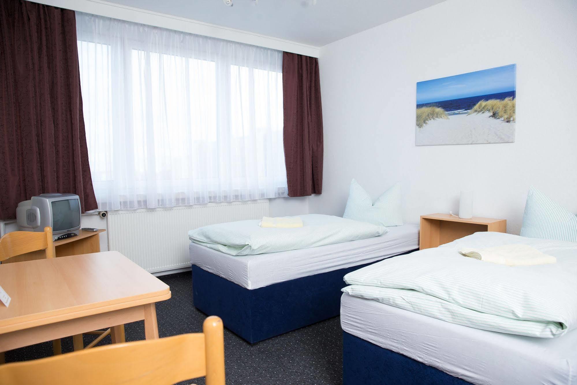 Hotel & Gaestehaus Rostock Luetten Klein エクステリア 写真