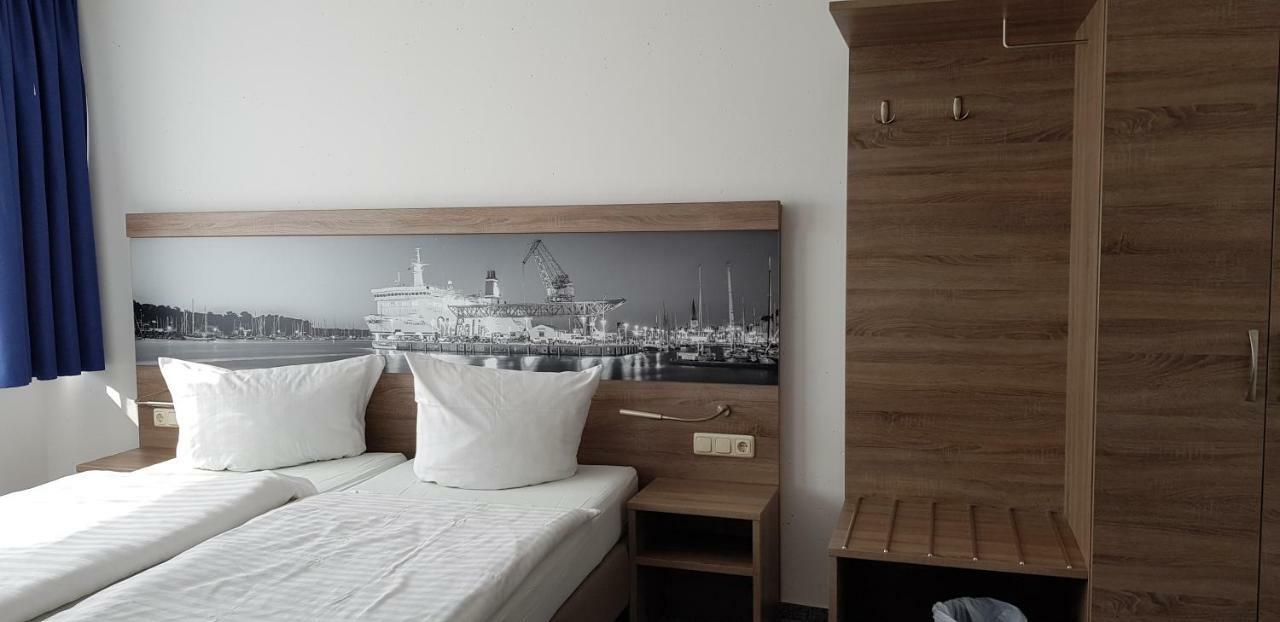 Hotel & Gaestehaus Rostock Luetten Klein エクステリア 写真